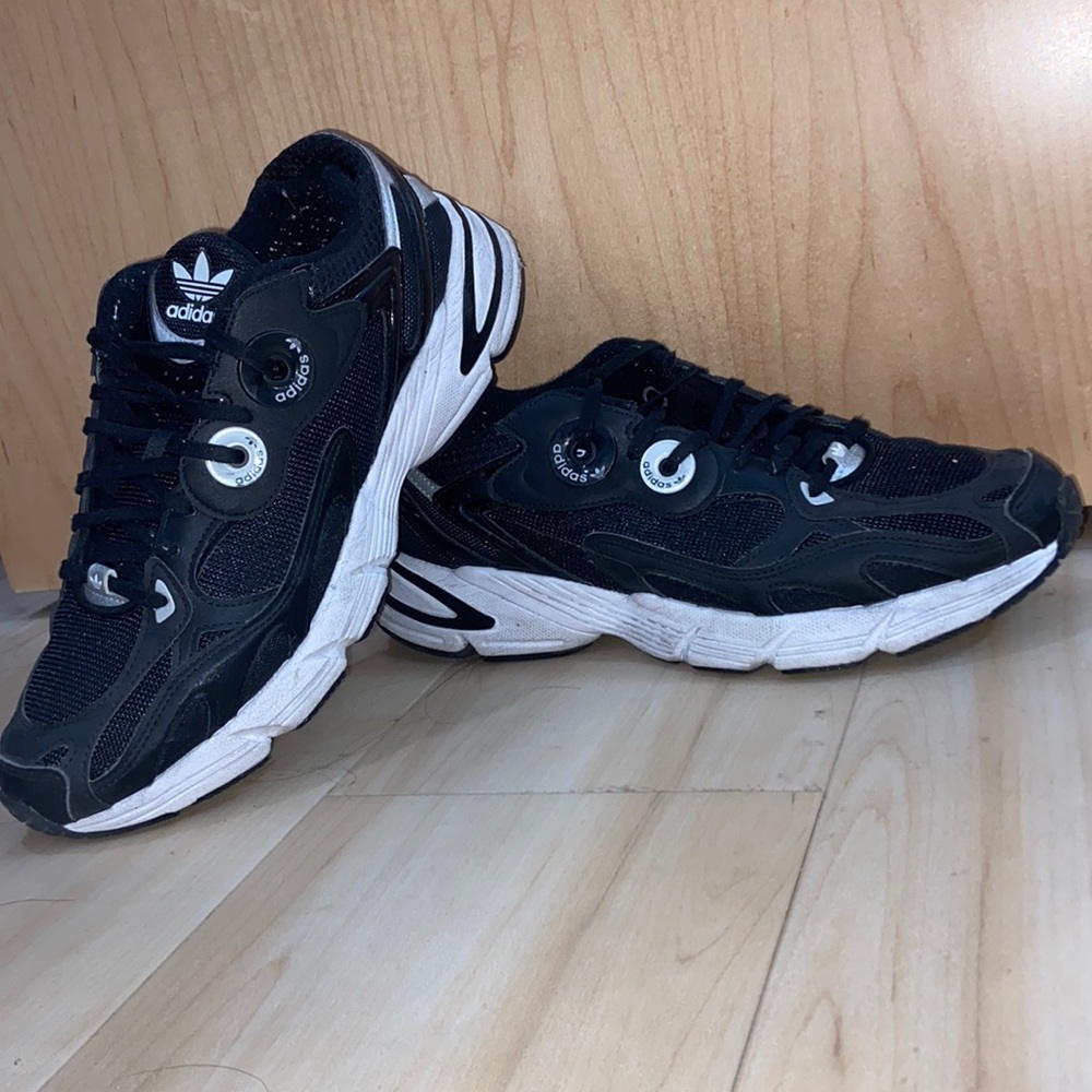 Adidas Astir Sneakers. Core Black/Core Black/Cloud White